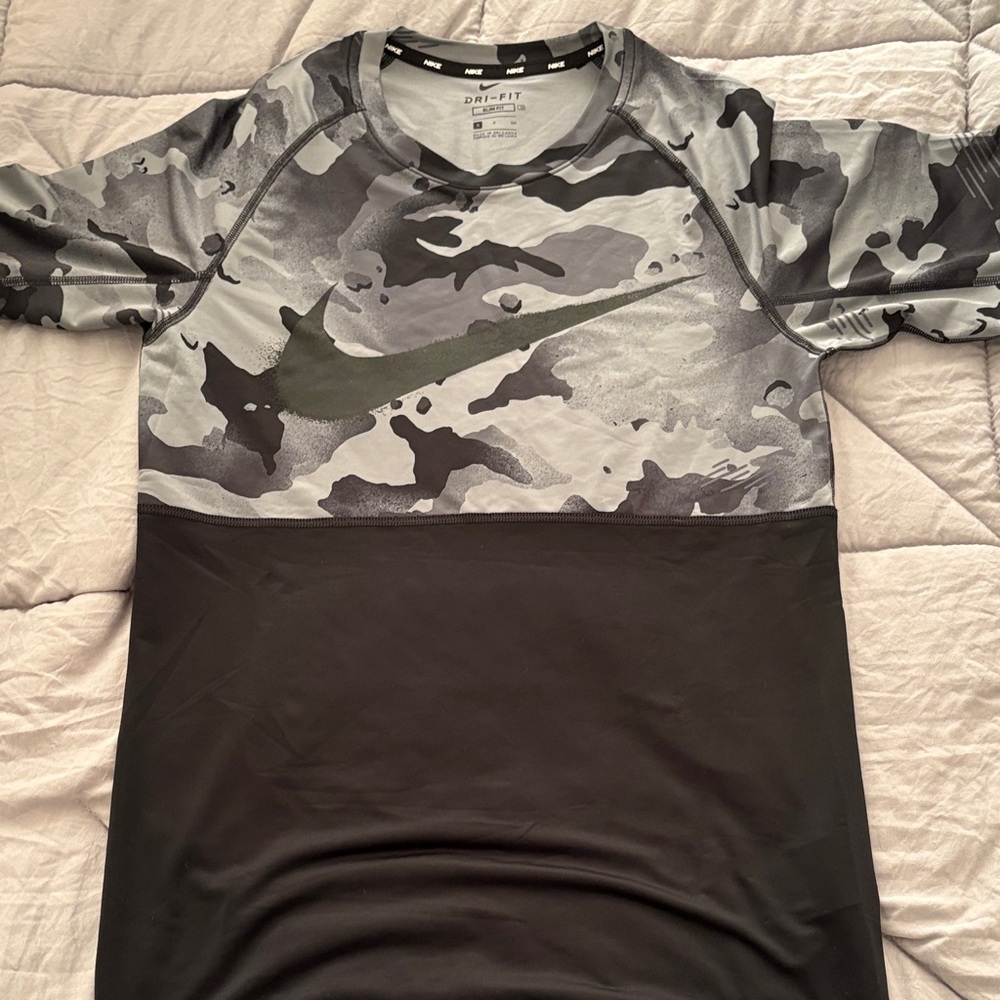 Nike Men's Black and Gray Camouflage Jersey Dri- Fit Slim Gym